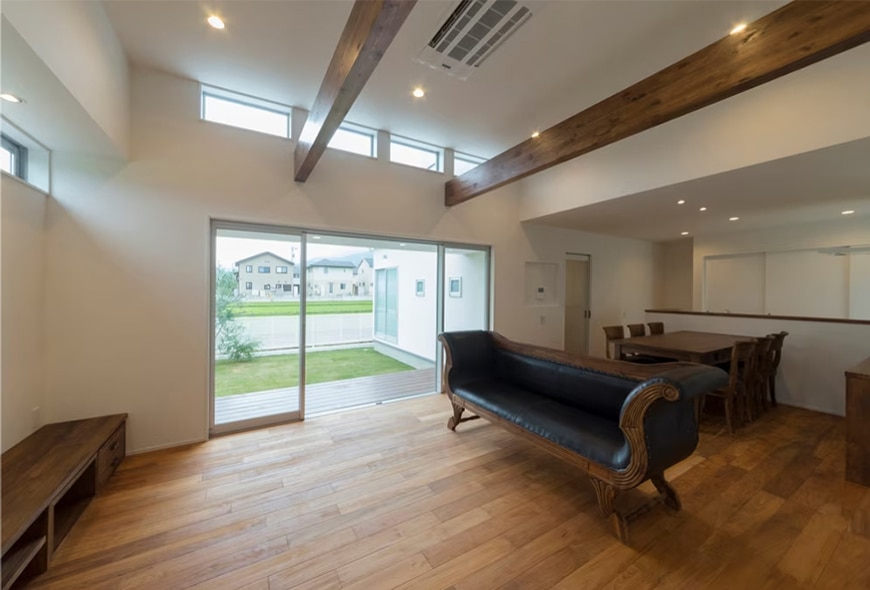 施工例1.無垢フローリングに自慢のソファが映えるリビング