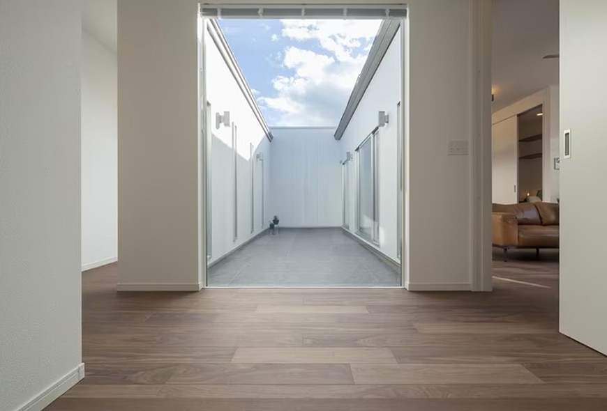 施工例3.中庭やテラスのような開放的で青空が見られるパティオ