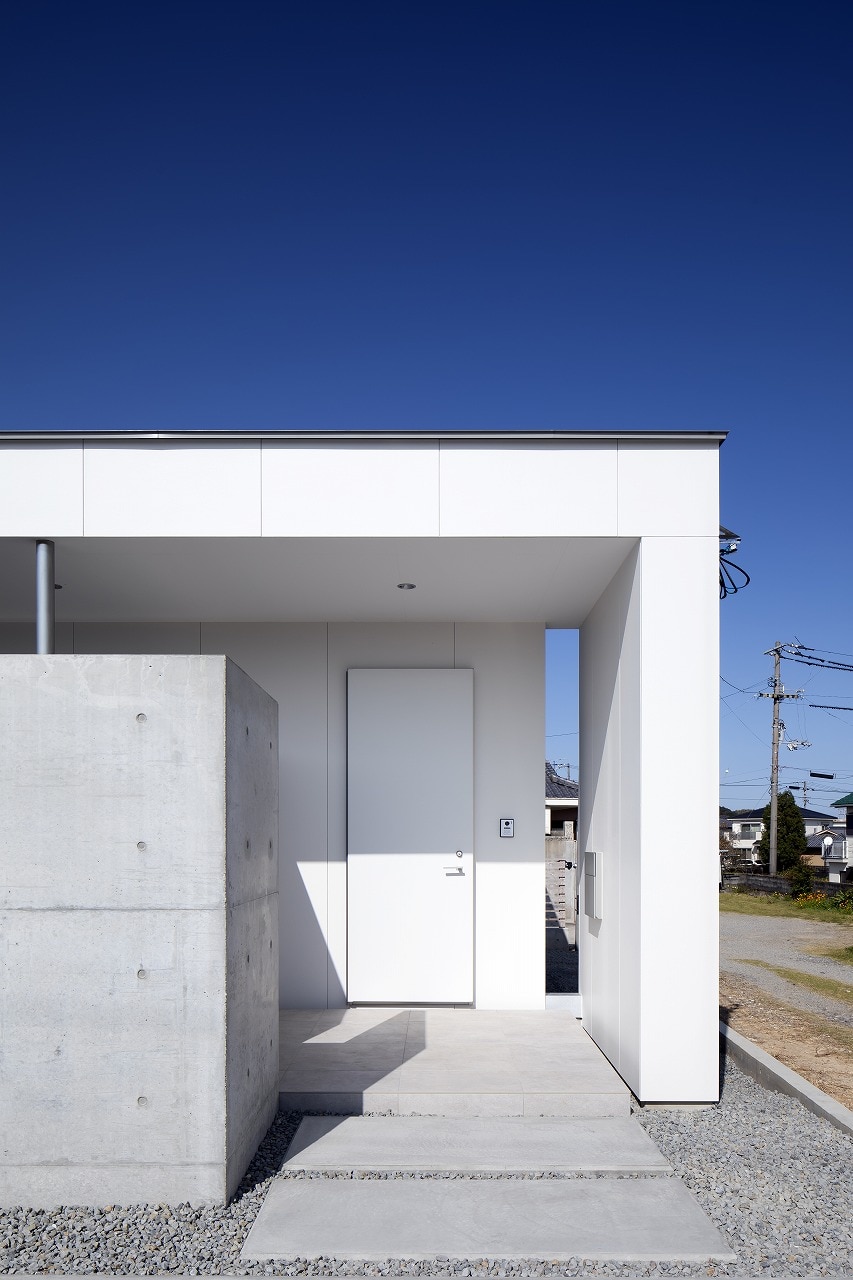 外観に溶け込む真っ白で美しい玄関ドア