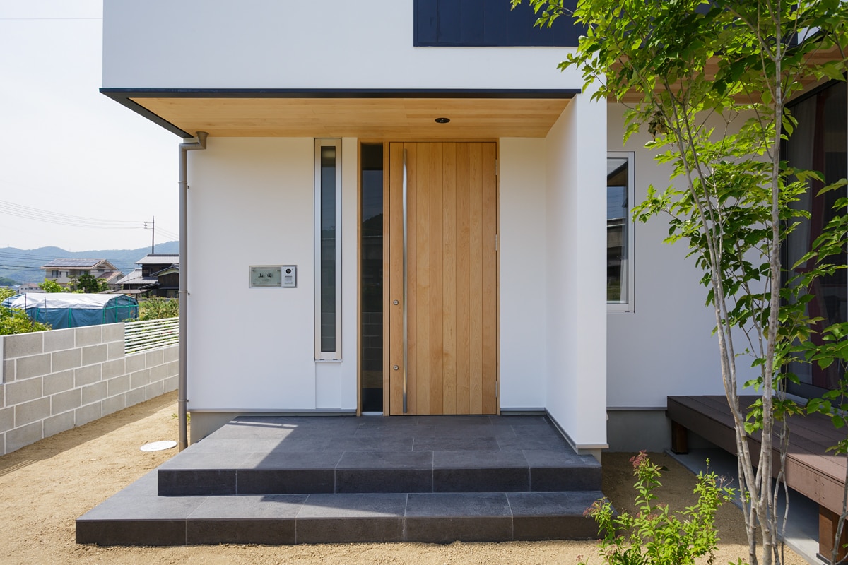 温もりを感じる木目調の玄関ドア