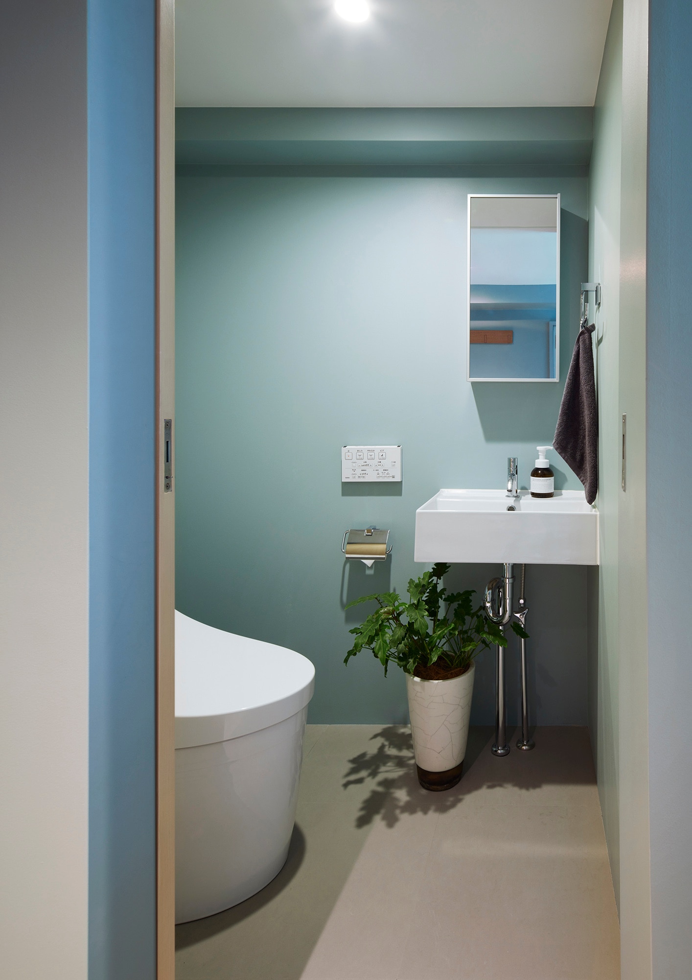 ・さわやかで透明感のあるトイレスペース