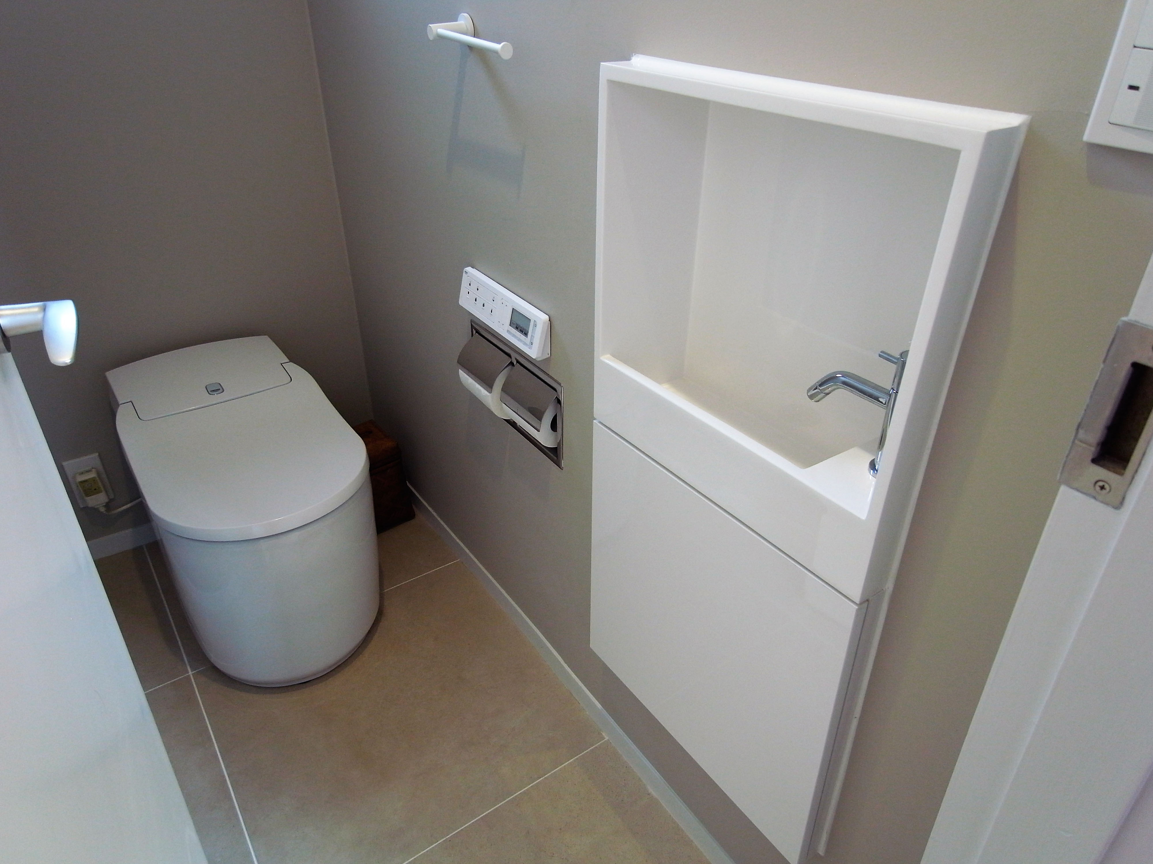 ・シンプルで洗練されたトイレ空間