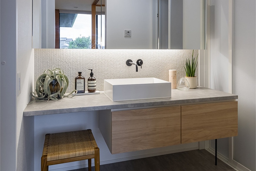 モノトーンが高級感を醸し出すバスルーム