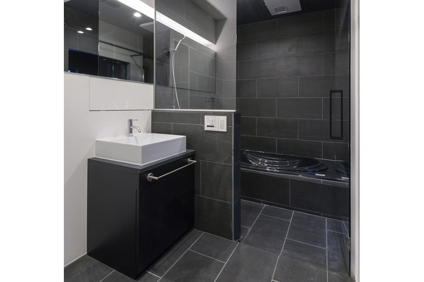 モノトーンが高級感を醸し出すバスルーム