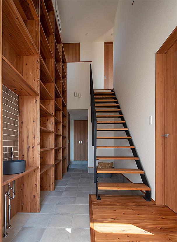 総屋久島地杉の圧巻の収納棚が設置された階段室