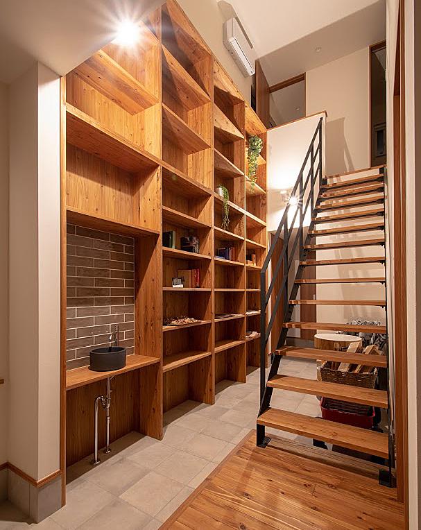 総屋久島地杉の圧巻の収納棚が設置された階段室