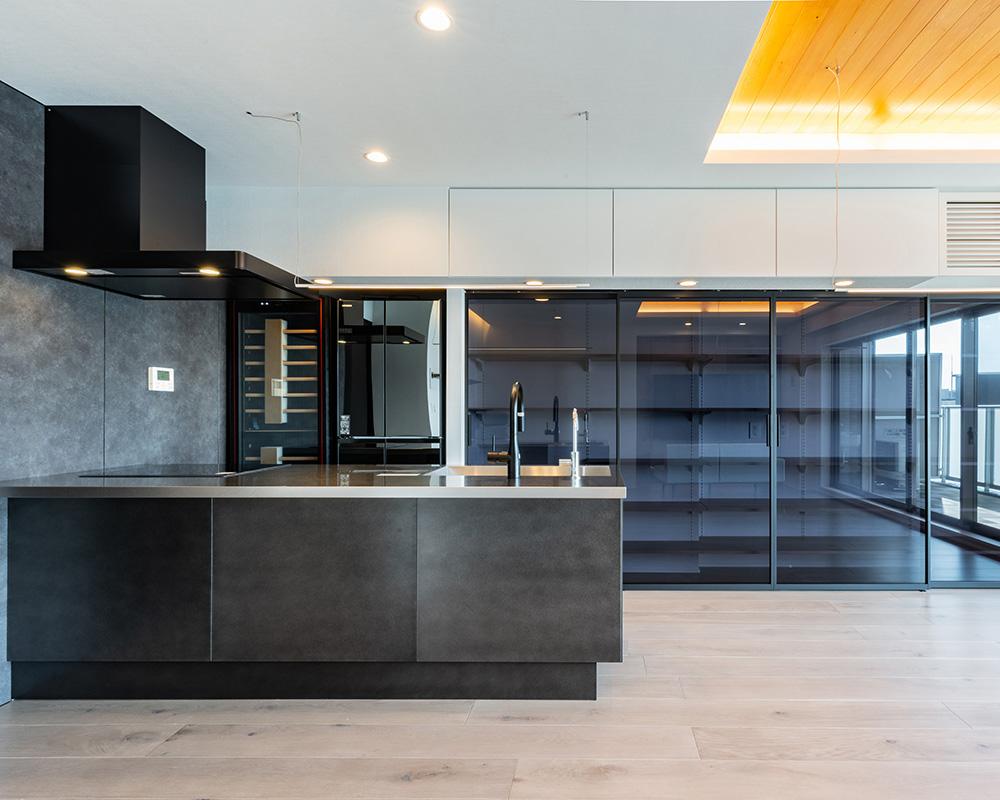 ブラックを効かせたモダンなキッチン空間