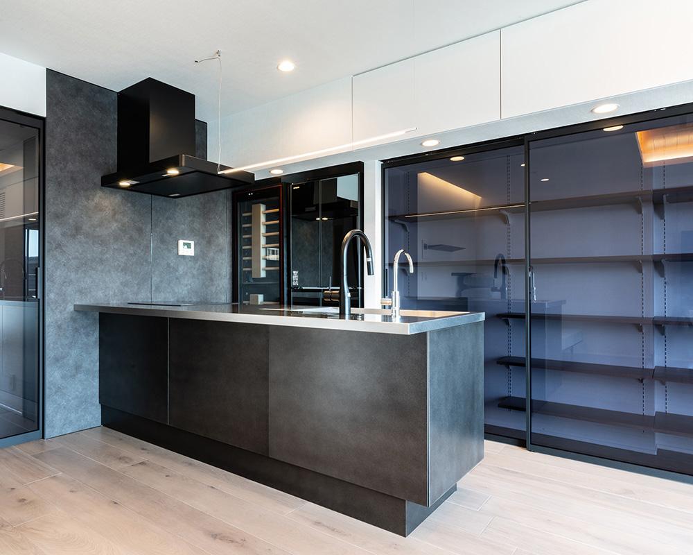ブラックを効かせたモダンなキッチン空間