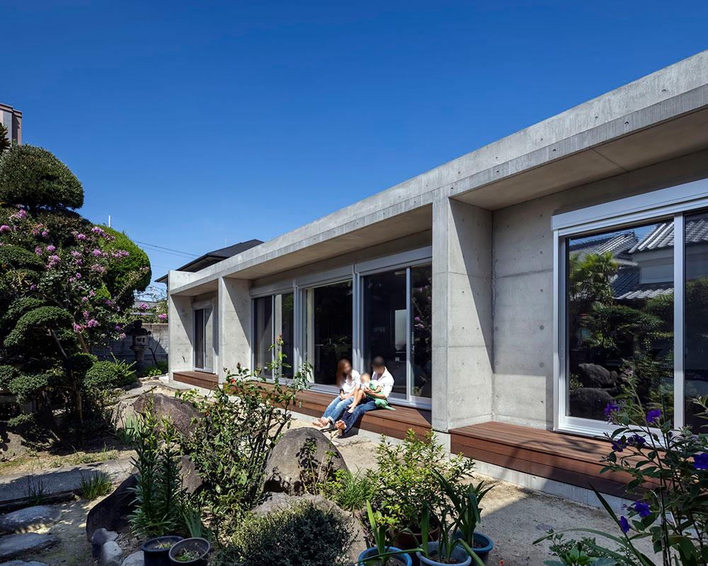 光が差し込む、コンクリート打ち放しの平屋