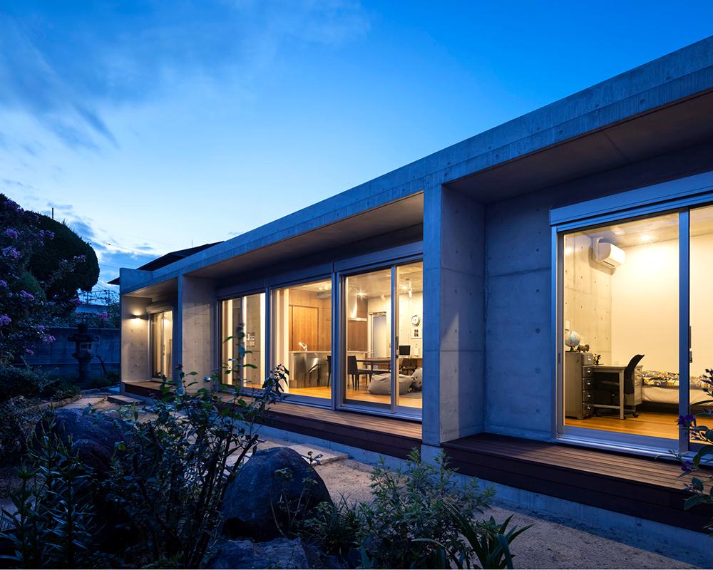 光が差し込む、コンクリート打ち放しの平屋