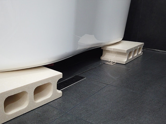 balnea 浴槽を持ち上げて片側を固定