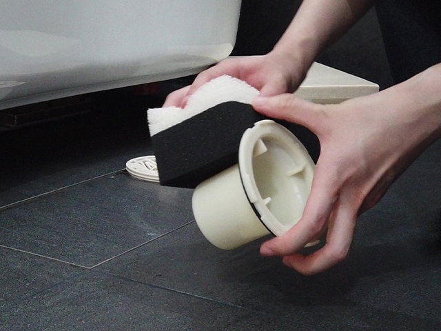 balnea 浴槽下の排水口などを清掃