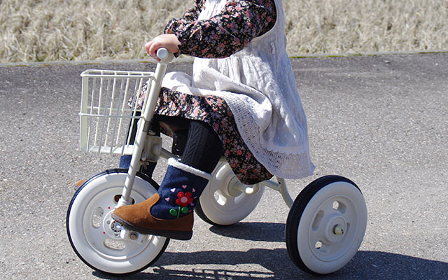 三輪車に乗る子供