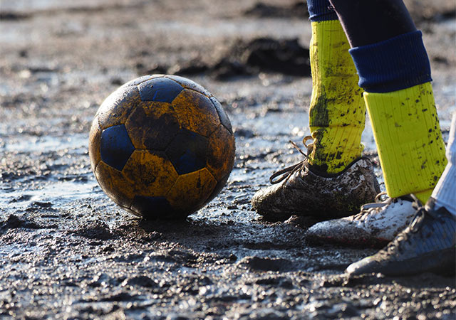 サッカーをする子供