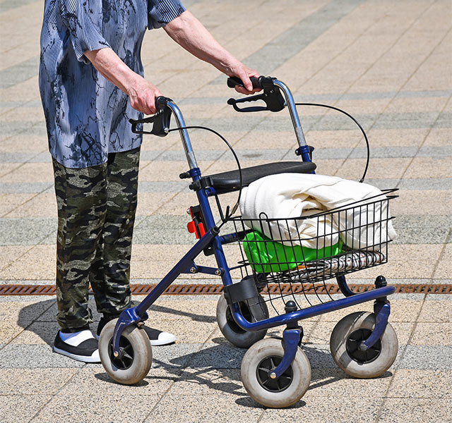 手押し車を推してる老人