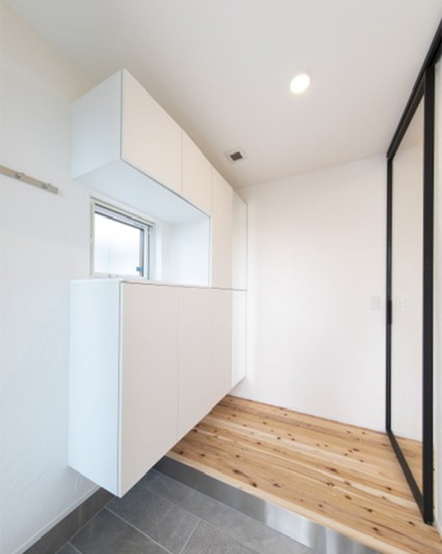 フロートタイプの玄関収納