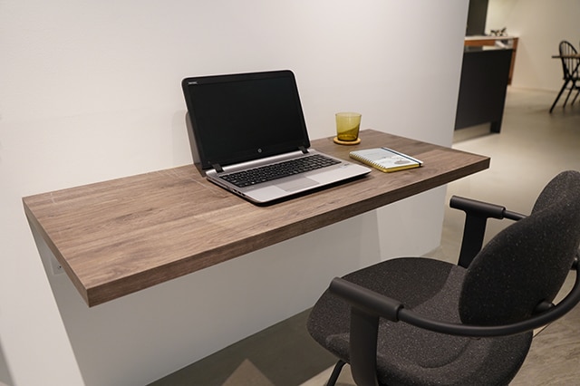 vertebra03とノートPCの乗ったカスタムカウンター