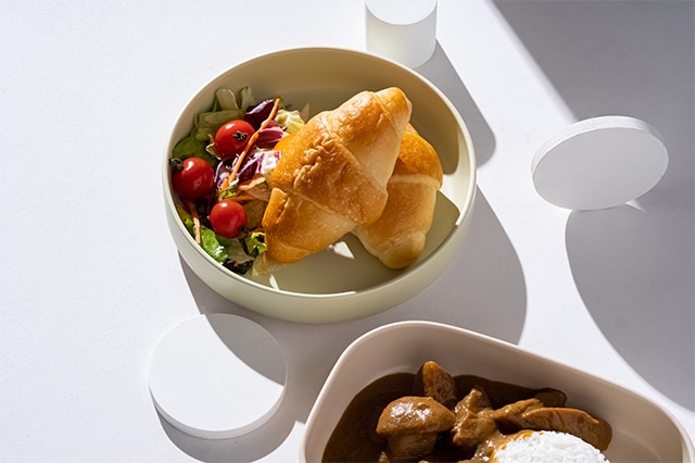 盛り付けられたサラダとパン