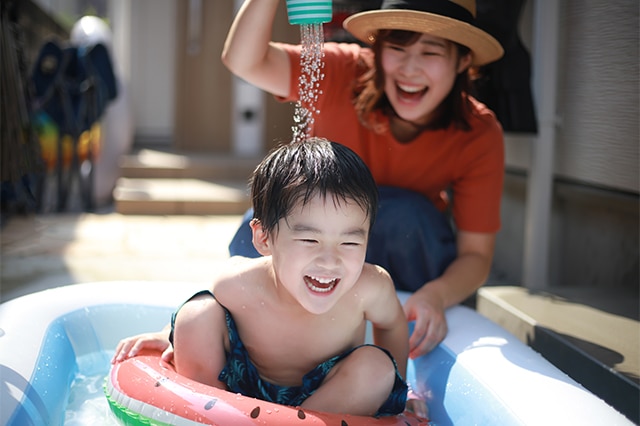 水遊びをする親子