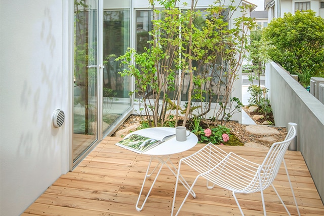 デッキに設置されたテーブルとチェア