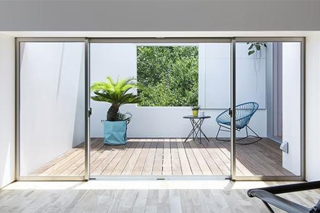 住まいのスタイリングアイデア「ウッドデッキ、タイルでつくる屋内と屋外をつなぐ家」